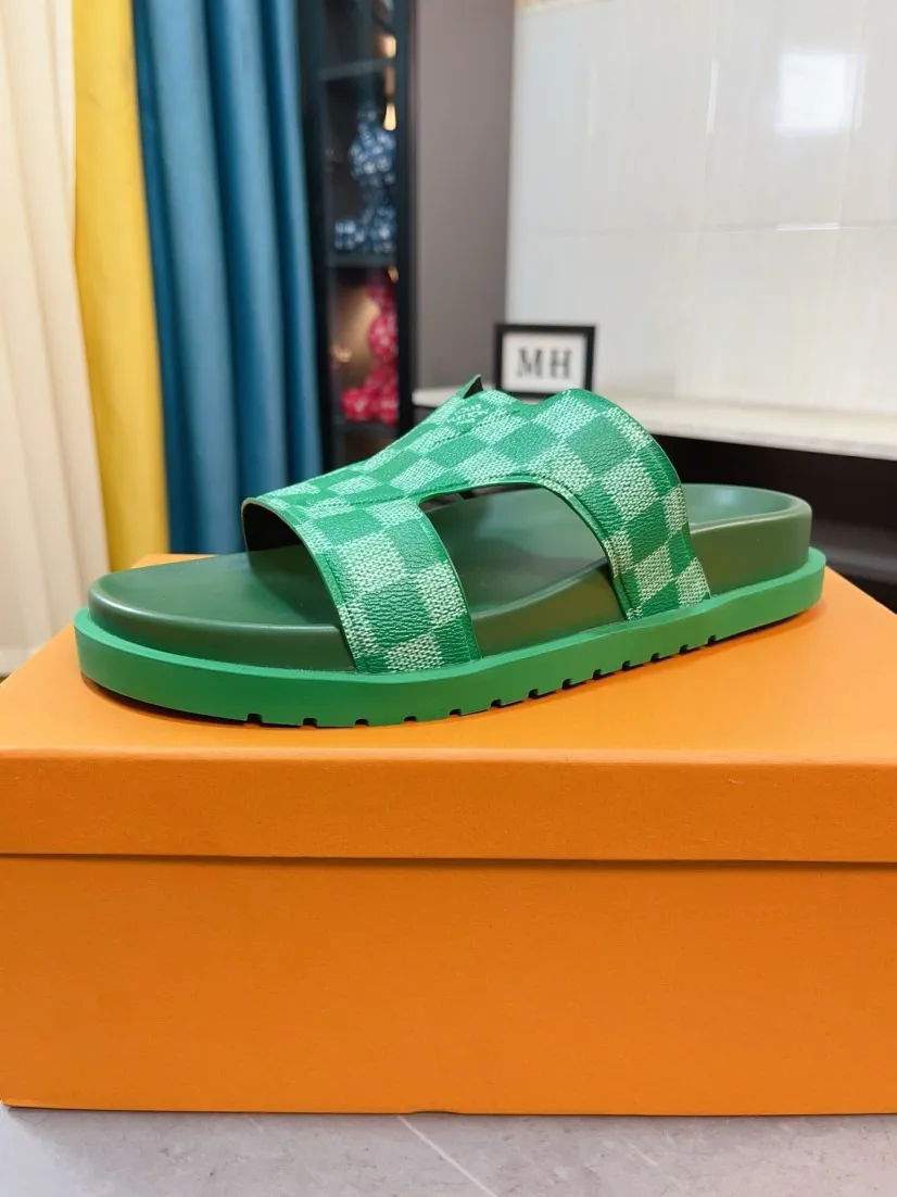 Men's shoes💰300🌹🌹【LV】Multi-color new men's slippers, original top-quality version, original special cowhide with pebbled embossing➕sheepskin on the inner and side, non-slip combination sole, more stable walking, more comfortable and lightweight, high-end and generous, size: 38~44